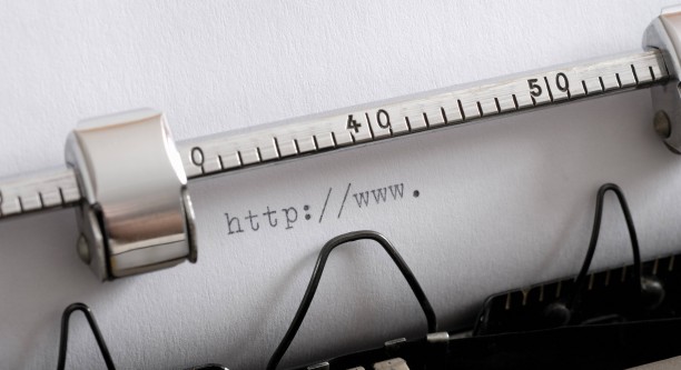 "http://www." steht auf einem in einer Schreibmaschine eingezogenen Blatt Papier